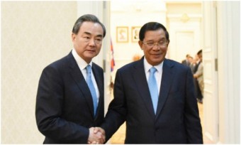 Thủ tướng Campuchia Hun Sen và Ngoại trưởng Trung Quốc Vương Nghị. Ảnh: internet