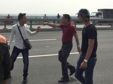 Nhà báo Quang Thế (áo trắng) bị hành hung khi đang tác nghiệp trên cầu Nhật Tân - Ảnh: M.C./ báo TT